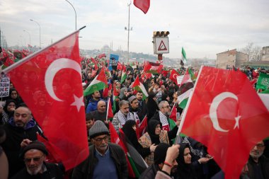 İSTANBUL, TURKEY - HAZİRAN 01, 2024: Sultanahmet Meydanı 'nda toplanan insanlar Filistin' i desteklemek için Galata Köprüsü 'ne yürüdü