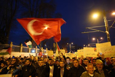 İSTANBUL, TURKEY - HAZİRAN 01, 2024: Sultanahmet Meydanı 'nda toplanan insanlar Filistin' i desteklemek için Galata Köprüsü 'ne yürüdü