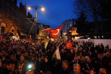 İSTANBUL, TURKEY - HAZİRAN 01, 2024: Sultanahmet Meydanı 'nda toplanan insanlar Filistin' i desteklemek için Galata Köprüsü 'ne yürüdü
