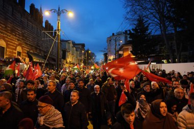 İSTANBUL, TURKEY - HAZİRAN 01, 2024: Sultanahmet Meydanı 'nda toplanan insanlar Filistin' i desteklemek için Galata Köprüsü 'ne yürüdü