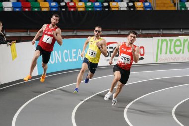 İSTANBUL, TURKIYE - 10 Şubat 2024: Atakoy Atletizm Arenasında Balkan Atletizm Şampiyonası sırasında koşan sporcular