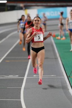 İSTANBUL, TURKIYE - 10 Şubat 2024: Atakoy Atletizm Arenasında Balkan Atletizm Şampiyonası sırasında koşan sporcular