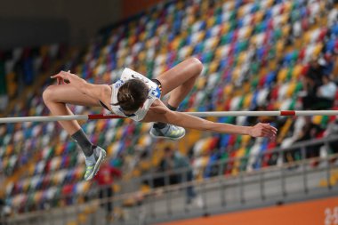 İSTANBUL, TURKIYE - 10 Şubat 2024: Atakoy Atletizm Arenasında düzenlenen Balkan Atletizm Şampiyonası sırasında tanımlanamayan yüksek atlama sporcusu