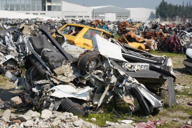 HATAY, TURKIYE - 26 Şubat 2024: 6 Şubat 2023 Hatay Depremleri sırasında ezilen araçlar