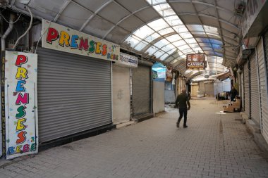 HATAY, TURKIYE - 26 Şubat 2024: 6 Şubat 2023 Depremlerden sonra Eski Hatay Çarşısı 'nın Boş Sokağı