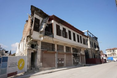 HATAY, TURKIYE - 26 Şubat 2024: Hatay 'da 6 Şubat 2023 depremlerinden sonra hasar gören binalar