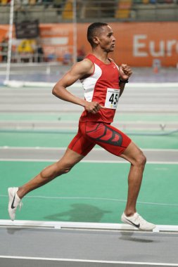 İSTANBUL, TURKIYE - 17 Şubat 2024: Atakoy Atletizm Arena 'da düzenlenen Türk Salon Atletizm Şampiyonası sırasında koşan tanımlanamayan sporcu