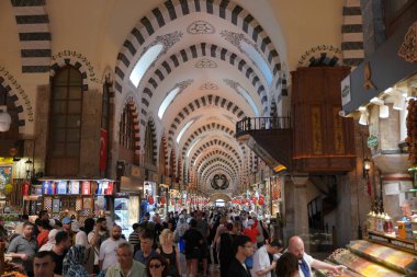 İSTANBUL, TÜRKİYE - 3 Temmuz 2023: insanlar Spice Bazaar 'da alışveriş yapıyor. Baharat Pazarı İstanbul 'un en eski pazarlarından biri.