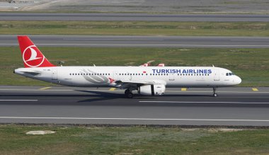 ISTANBUL, TURKIYE - NOVEMBER 05, 2022: Türk Havayolları Airbus A321-231 (3382) İstanbul Uluslararası Havaalanına indi