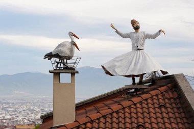 Bursa City, Türkiye 'de leylek ve dönen derviş heykeli