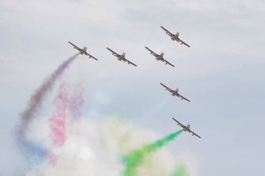 ISTANBUL, TURKIYE - 29 Nisan 2023: Fursan Al Emarat, Birleşik Arap Emirlikleri Hava Kuvvetleri Aerobatik Gösteri Ekibi Teknofest İstanbul sırasında İstanbul Atatürk Havalimanı 'nda sergilendi