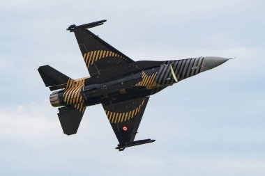 İSTANBUL, TÜRKİYE - 29 Nisan 2023: SOLOTURK, Türk Hava Kuvvetleri Generali Dinamik F-16C İstanbul Teknofest sırasında İstanbul Atatürk Havalimanı 'nda Falcon' da sergileniyor