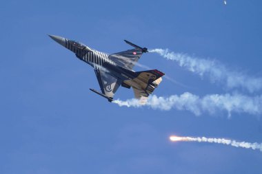 İSTANBUL, TÜRKİYE - 30 Nisan 2023: SOLOTURK, Türk Hava Kuvvetleri Generali Dinamik F-16C İstanbul Teknofest sırasında İstanbul Atatürk Havalimanı 'nda Falcon' da sergileniyor