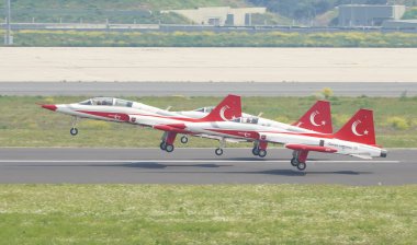 İSTANBUL, TURKIYE - MAYIS 01, 2023: Türk Yıldızları ve Türk Hava Kuvvetleri akrobatik gösteri ekibi İstanbul Teknofest sırasında İstanbul Atatürk Havalimanı 'nda sergilendi