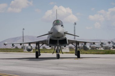 KONYA, TURKIYE - Mayıs 09, 2023: Birleşik Krallık Kraliyet Hava Kuvvetleri Eurofighter Eurofighter FGR4 (BS124) Anadolu Kartal Hava Kuvvetleri Tatbikatı sırasında Konya Havalimanı 'nda taksicilik yapıyor