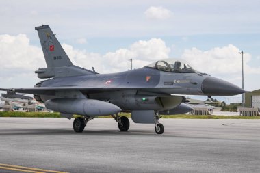 KONYA, TURKIYE - MAYIS 09, 2023: Türk Hava Kuvvetleri General Dynamics F-16C Fighting Falcon (4R-42) Anadolu Kartal Hava Kuvvetleri tatbikatı sırasında Konya Havalimanı 'nda taksicilik yapıyor