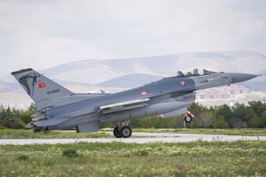 KONYA, TURKIYE - Mayıs 09, 2023: Türk Hava Kuvvetleri Lockheed Martin F-16C Fighting Falcon (HC-7) Anadolu Kartal Hava Kuvvetleri Tatbikatı sırasında Konya Havalimanı 'na indi