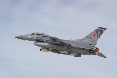 KONYA, TURKIYE - Mayıs 09, 2023: Türk Hava Kuvvetleri Lockheed Martin F-16C Fighting Falcon (HC-7) Anadolu Kartal Hava Kuvvetleri Tatbikatı sırasında Konya Havalimanı 'ndan havalandı