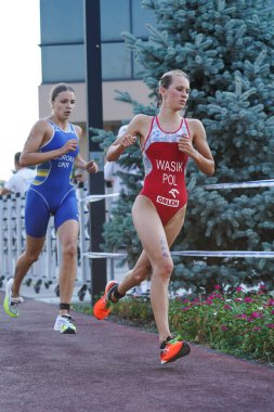 BALIKESIR, TURKIYE - AĞUSTOS 05, 2023: Balikesir 'de Avrupa Triatlon Koşu ve Bayrak Yarışları Şampiyonası' nda yarışan sporcular