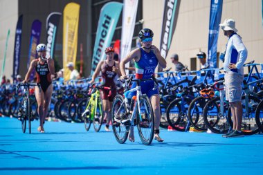 BALIKESIR, TURKIYE - AĞUSTOS 05, 2023: Avrupa Triatlon Sprint ve Röle Şampiyonası 'nda yarışan sporcular