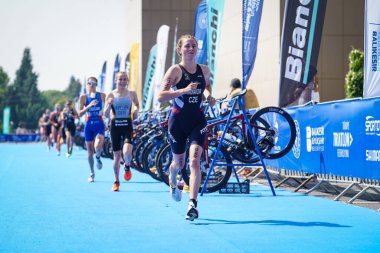 BALIKESIR, TURKIYE - AĞUSTOS 05, 2023: Balikesir 'de Avrupa Triatlon Koşu ve Bayrak Yarışları Şampiyonası' nda yarışan sporcular