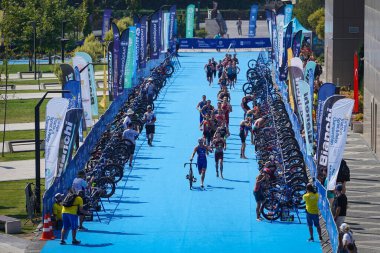 BALIKESIR, TURKIYE - AĞUSTOS 05, 2023: Avrupa Triatlon Sprint ve Röle Şampiyonası 'nda yarışan sporcular