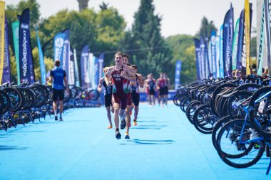 BALIKESIR, TURKIYE - AĞUSTOS 05, 2023: Balikesir 'de Avrupa Triatlon Koşu ve Bayrak Yarışları Şampiyonası' nda yarışan sporcular