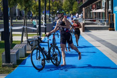 BALIKESIR, TURKIYE - AĞUSTOS 05, 2023: Avrupa Triatlon Sprint ve Röle Şampiyonası 'nda yarışan sporcular