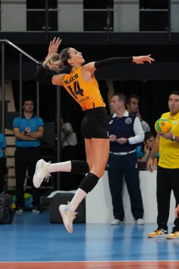 ISTANBUL, TURKIYE - 29 Kasım 2023: Vakfa karşı Vero Volley Milano CEV Şampiyonlar Ligi Volley karşılaşması öncesinde Alexia Carutasu ısınıyor