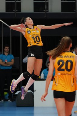 ISTANBUL, TURKIYE - 29 Kasım 2023: Gabriela Guimaraes Vakıfbank, Vero Volley Milano CEV Şampiyonlar Ligi Voleybol Ligi 'ne karşı Vakıfbank Spor Salonu' nda oynanan karşılaşmadan önce ısındı