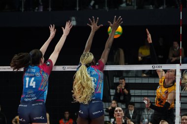 ISTANBUL, TURKIYE - 29 Kasım 2023: Dana Rettke ve Paola Egonu, Vakıfbank - Vero Volley Milano CEV Şampiyonlar Ligi Voleybolu 'nda Vakıfbank Spor Salonu' nda oynanan karşılaşmada