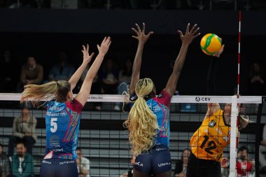 ISTANBUL, TURKIYE - 29 YIL 2023: Laura Heyrman ve Paola Egonu Vakıfbank - Vero Volley Milano CEV Şampiyonlar Ligi Voleybol ligi karşılaşmasında Vakıfbank Spor Salonu 'nda