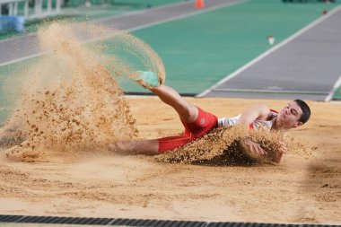 İSTANBUL, TURKIYE - 20 HAZİRAN 2024: Atakoy Atletizm Arenası 'nda düzenlenen Türkiye Atletizm Federasyonu Olimpiyat Eşiği sırasında uzun atlama