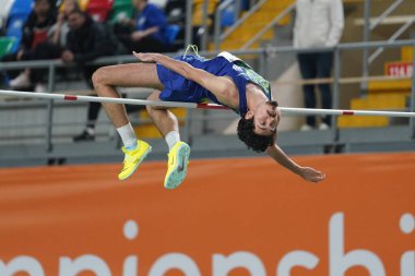 İSTANBUL, TURKIYE - 20 HAZİRAN 2024: Atakoy Atletizm Arenasında düzenlenen Türkiye Atletizm Federasyonu Olimpiyat Eşiği sırasında tanımlanamayan yüksek atlama