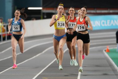 İSTANBUL, TURKIYE - 10 Şubat 2024: Atakoy Atletizm Arenasında Balkan Atletizm Şampiyonası sırasında koşan sporcular