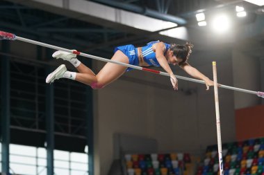 İSTANBUL, TURKIYE - 10 Şubat 2024: Balkan Atakoy Atletizm Şampiyonası sırasında tanımlanamayan atlet sırığı atlama