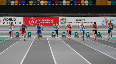ISTANBUL, TURKIYE - 10 Şubat 2024: Balkan Atakoy Atletizm Şampiyonası sırasında 60 metre koşan sporcular