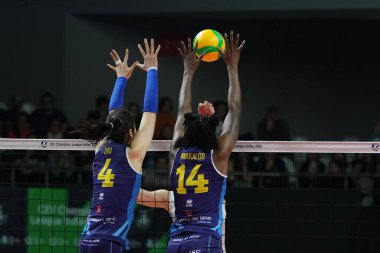 ISTANBUL, TURKIYE - 21 Şubat 2024: Ting Zhu ve Linda Nwakalor, Burhan Felek Spor Salonu 'nda oynanan Savino Del Bene Scandicci CEV Şampiyonlar Ligi Volley karşılaşmasında