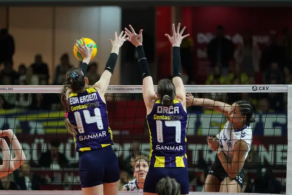 ISTANBUL, TURKIYE - FEBRUARY 28, 2024: Eda Erdem Dundar ve Bojana Drca, Burhan Felek Spor Salonu 'nda oynanan Fenerbahçe Opet vs Allianz MTV Stuttgart CEV Şampiyonlar Ligi Volley karşılaşmasında
