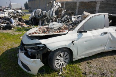 HATAY, TURKIYE - 26 Şubat 2024: 6 Şubat 2023 Hatay Depremleri sırasında ezilen araçlar