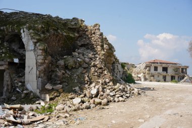 HATAY, TURKIYE - 26 Şubat 2024: Hatay 'da 6 Şubat 2023 depremlerinden sonra hasar gören binalar
