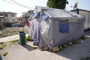 HATAY, TURKIYE - 26 Şubat 2024: 6 Şubat 2023 Depremlerden sonra Çadırlar 'da insanlar yaşıyor