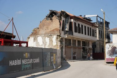 HATAY, TURKIYE - 26 Şubat 2024: Hatay 'da 6 Şubat 2023 depremlerinden sonra hasar gören binalar