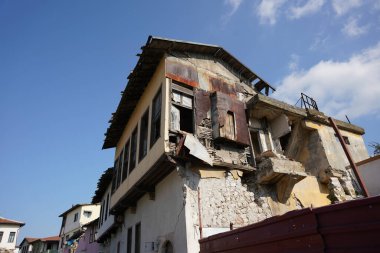 HATAY, TURKIYE - 26 Şubat 2024: Hatay 'da 6 Şubat 2023 depremlerinden sonra hasar gören binalar