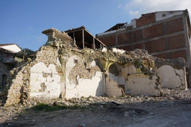 HATAY, TURKIYE - 26 Şubat 2024: Hatay 'da 6 Şubat 2023 depremlerinden sonra hasar gören binalar