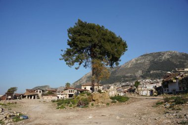 HATAY, TURKIYE - 26 Şubat 2024: Hatay 'da 6 Şubat 2023 depremlerinden sonra hasar gören binalar