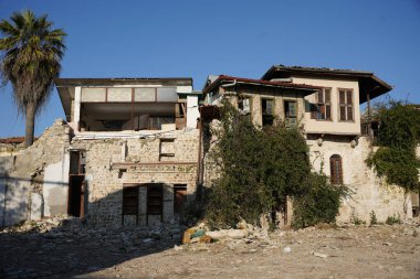 HATAY, TURKIYE - 26 Şubat 2024: Hatay 'da 6 Şubat 2023 depremlerinden sonra hasar gören binalar