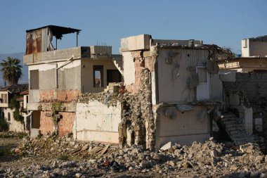 HATAY, TURKIYE - 26 Şubat 2024: Hatay 'da 6 Şubat 2023 depremlerinden sonra hasar gören binalar