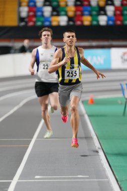 İSTANBUL, TÜRKİYE - 17 Şubat 2024: Atakoy Atletizm Arena 'da düzenlenen Türk Salon Atletizm Şampiyonası sırasında koşan sporcular