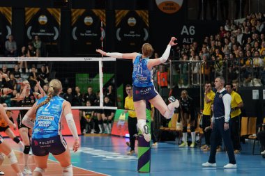 ISTANBUL, TURKIYE - 20 Şubat 2024: Vakıfbank vs Imoco Volley Conegliano CEV Şampiyonlar Ligi Volley karşılaşmasında Isabelle Haak iş başında
